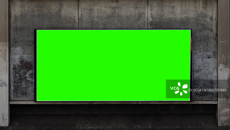 瑞士日内瓦，一面斑驳的混凝土墙上的绿色空广告牌图片素材