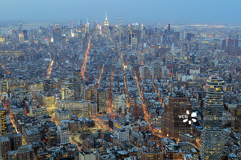 纽约的标志性全球区黄昏，曼哈顿中城，鸟瞰图图片素材