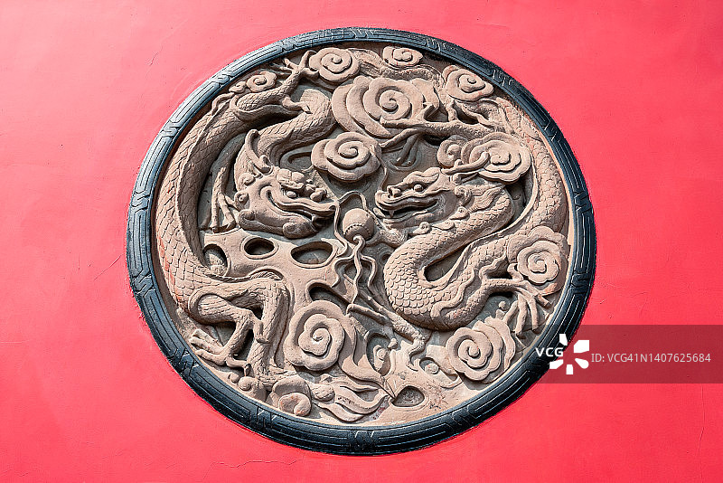 红墙上浅浮雕的中国龙图片素材