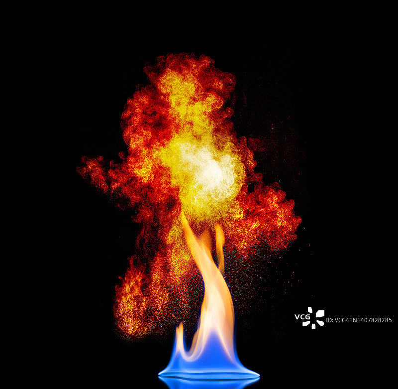 黑色背景上的气体火焰和火焰爆炸。图片素材