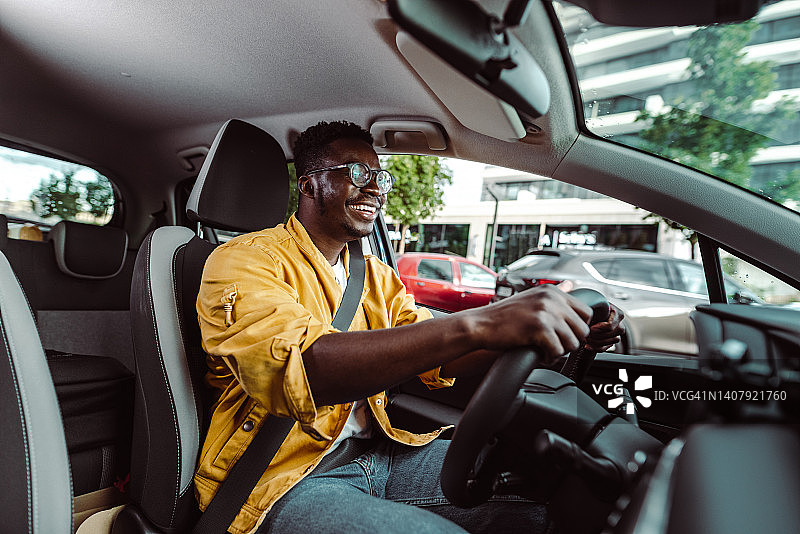 快乐的非洲裔美国男性司机图片素材