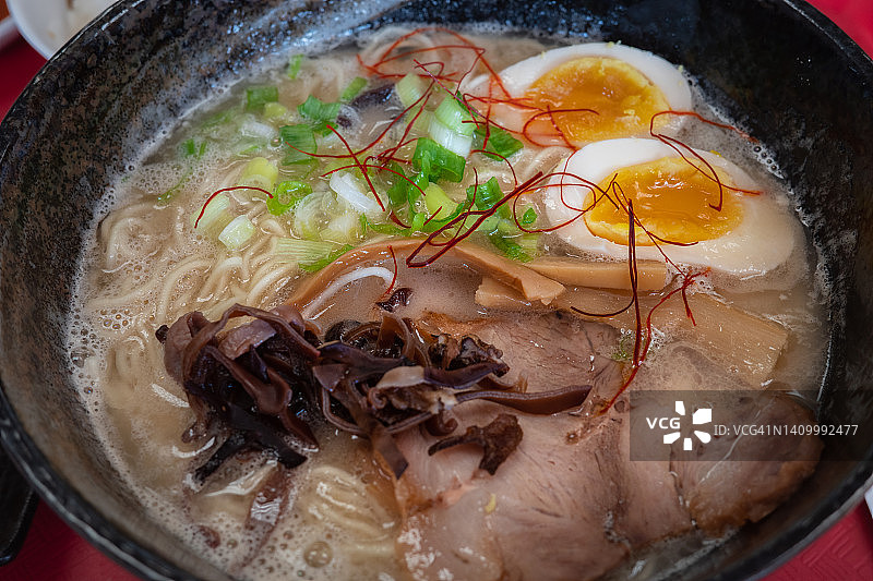 一份日式拉面汤面，鸡蛋，肉，蘑菇和蔬菜片图片素材