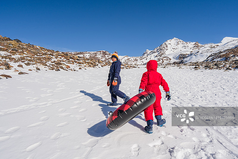 孩子们在极地冰区度过休闲时光。图片素材