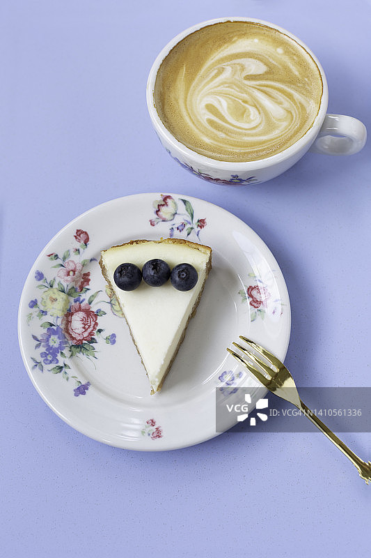 小三角形的奶酪蛋糕与蓝莓复古花盘和拿铁图片素材