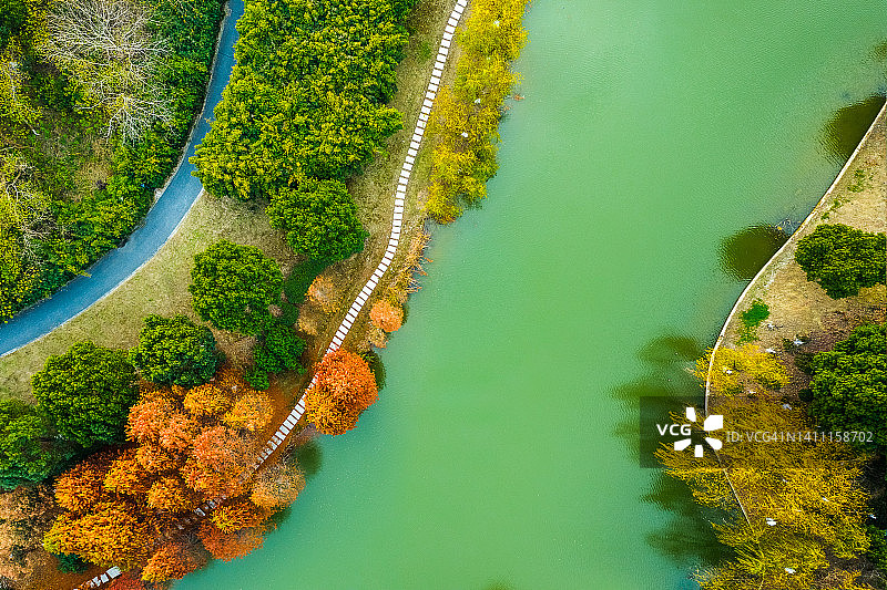 秋天，无人机航拍，湿地公园和步行街。中国江苏省江阴市图片素材