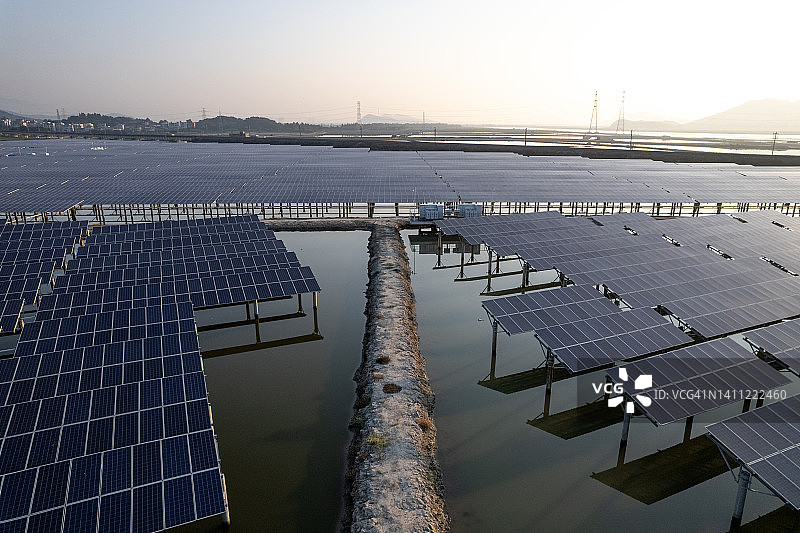 养鱼场的太阳能电池板图片素材