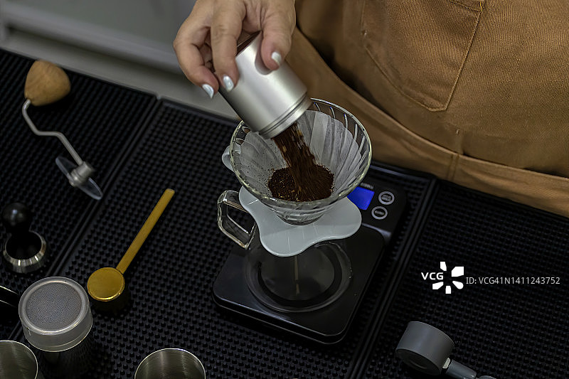女人用咖啡研磨机准备咖啡图片素材