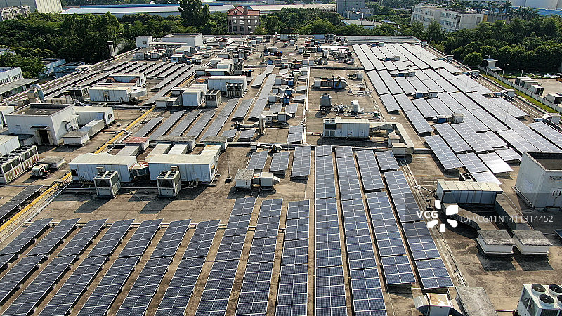 工业区老厂房屋顶太阳能发电图片素材