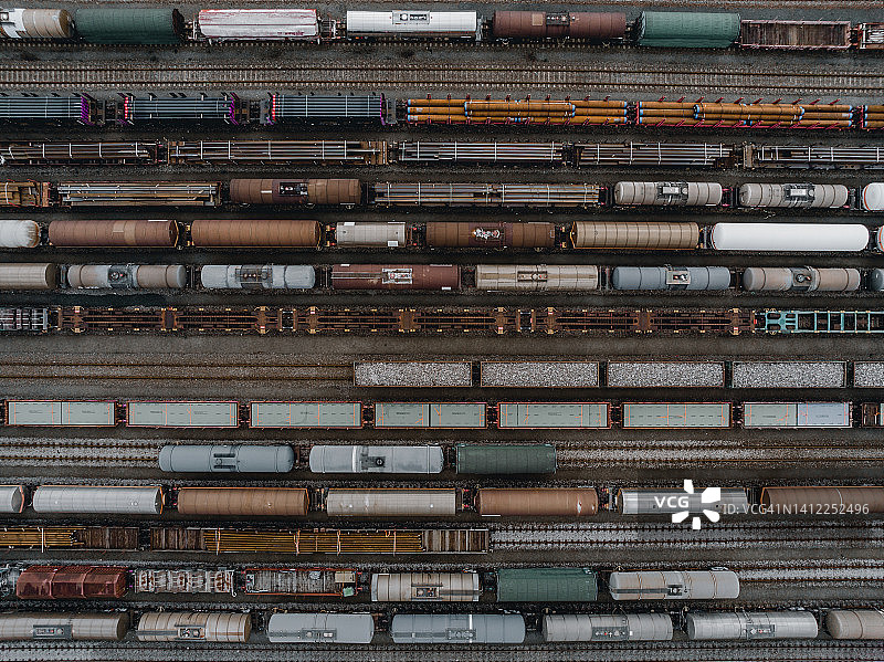 无人机拍摄俯视货运列车，比利时安特卫普图片素材