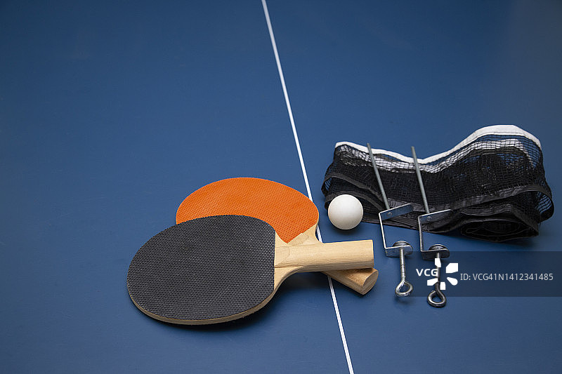 专业乒乓球台及其所有工具。图片素材