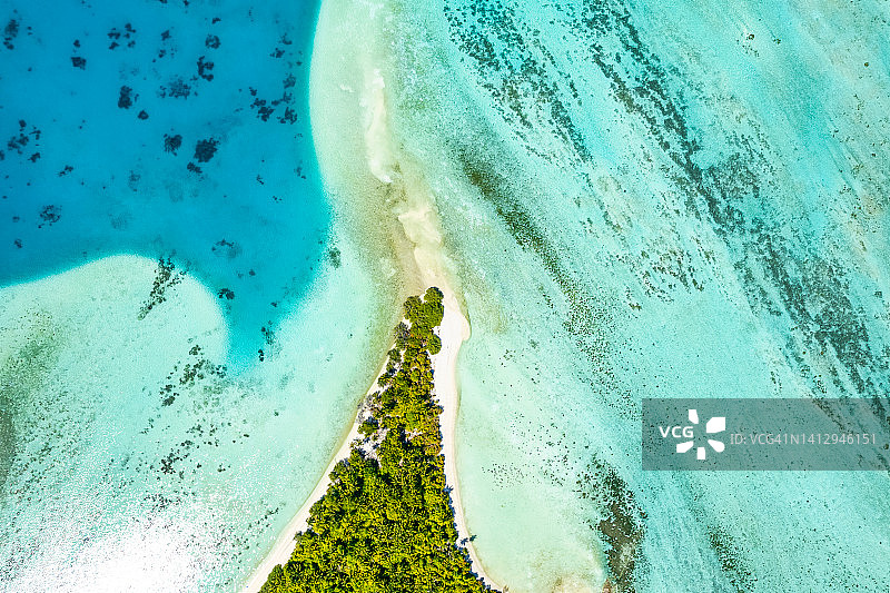 在马尔代夫的荒岛和珊瑚礁的无人机视图图片素材