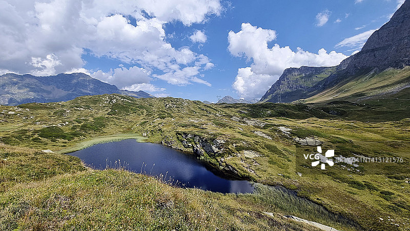从瑞士圣贝纳迪诺山口俯瞰瓦尔瑟洪山和坦帕洪山的全景图片素材