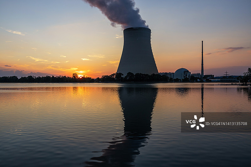 日落时分的伊萨尔2号核电站(德国巴伐利亚)图片素材