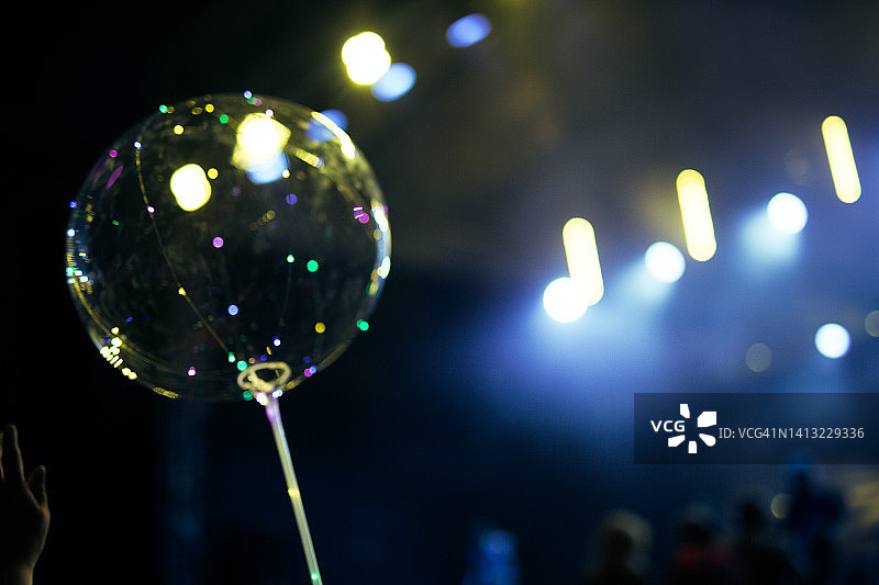 音乐会，舞台，灯光，闪烁的气球图片素材