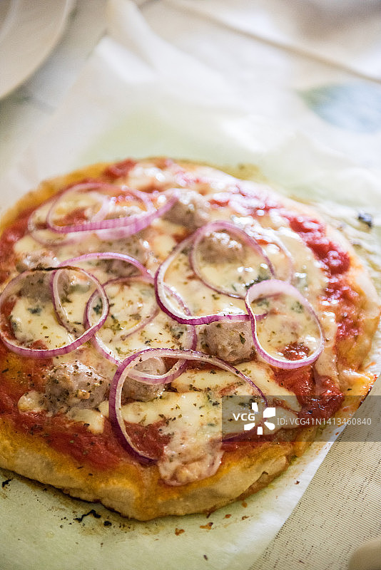 自制披萨配香肠和红洋葱图片素材
