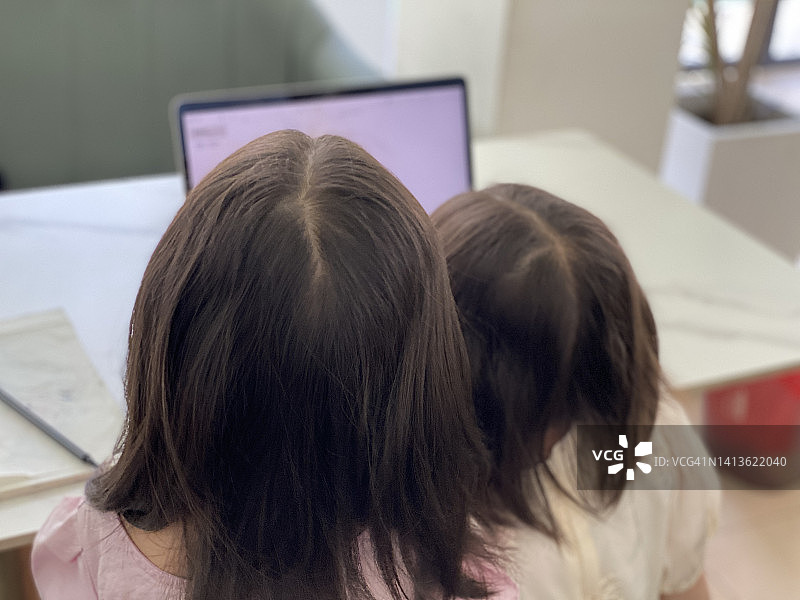 两个小女孩用电脑学习图片素材