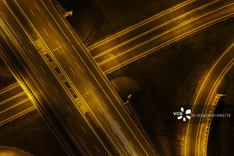 公路夜间交汇处(空中)图片素材