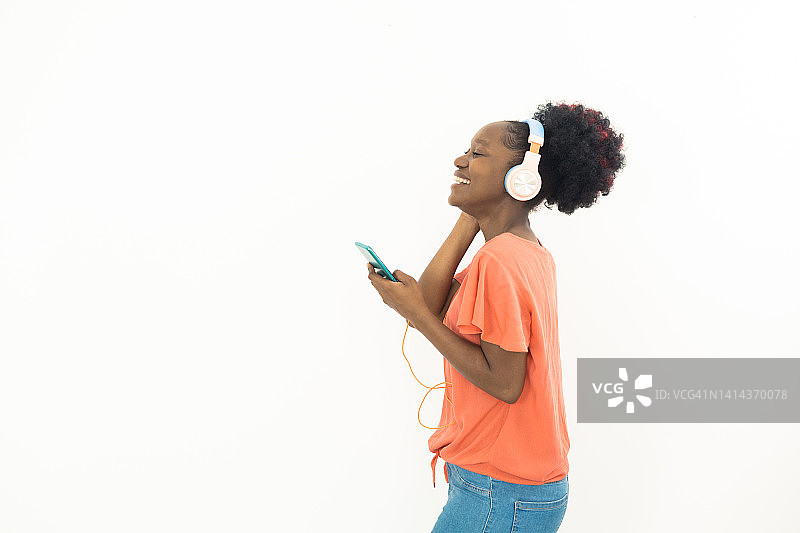 一个年轻的非洲女人享受在线音乐派对的肖像图片素材