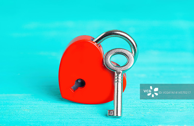 红色心形挂锁，蓝色上镶银钥匙图片素材