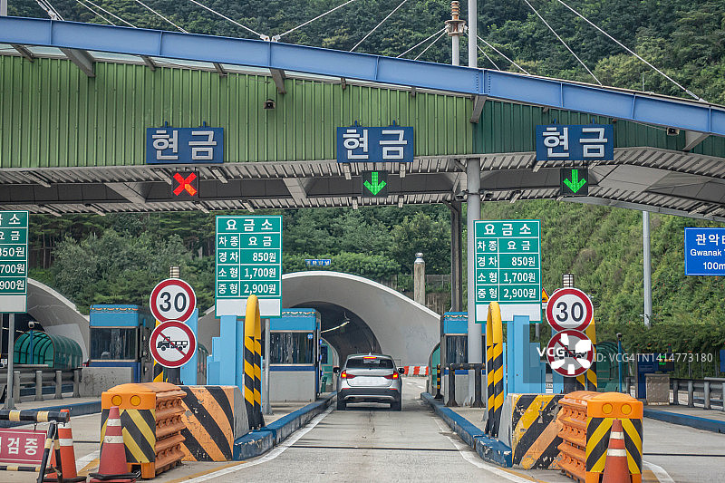 韩国首尔市的城市高速公路图片素材