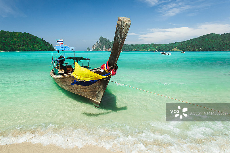 甲米省披披堂岛海滩上的泰国传统长传说木船图片素材