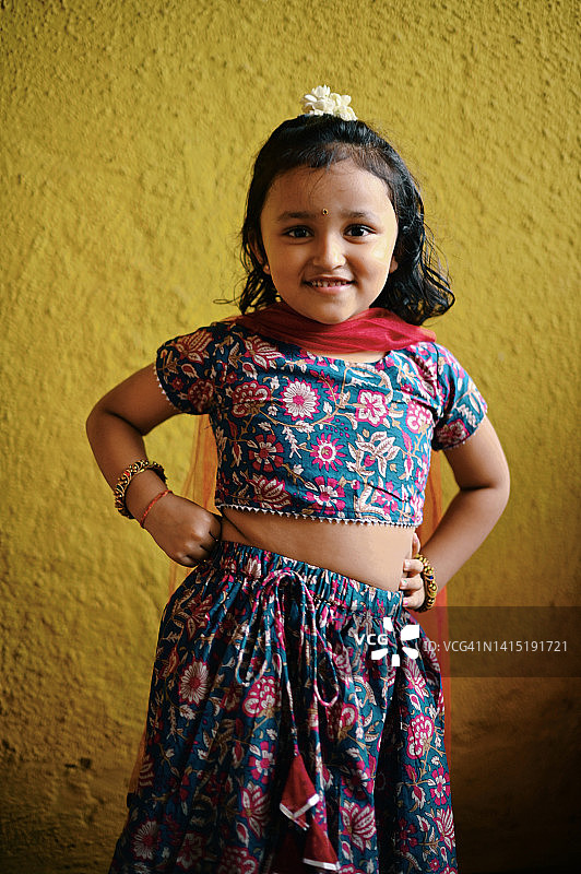 一个可爱的女孩在印度传统服装与她的双手臀部的肖像图片素材