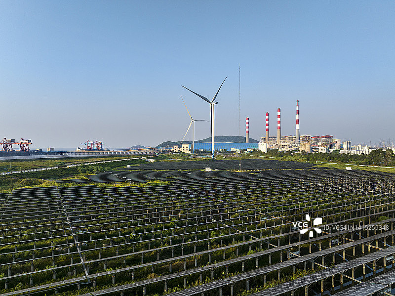 火力发电和太阳能发电站鸟瞰图图片素材