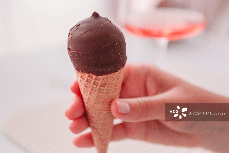 香草冰淇淋加巧克力酱图片素材