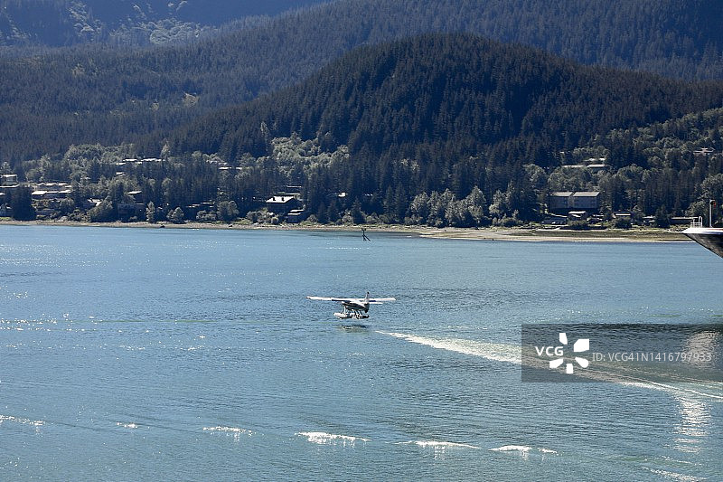 水上飞机从海湾起飞图片素材