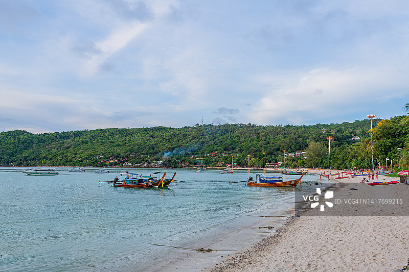 Phi Phi Don, Phi Phi Don是Phi Phi群岛中最大的岛屿。屯西湾有美丽的沙滩，清澈的海水。这里是商业中心吗?酒店和度假村一年四季都很受欢迎图片素材