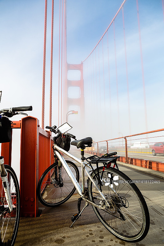 浓雾中金门大桥上的银色自行车图片素材