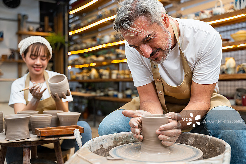 陶艺艺术家在陶艺工作室制作手工陶瓷杯图片素材