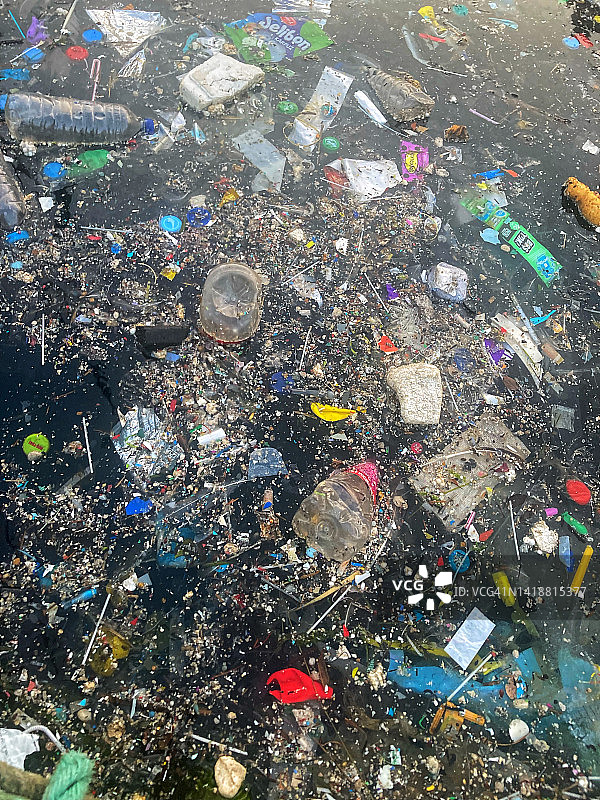 垃圾和垃圾覆盖了海洋表面，对海洋生物造成污染图片素材