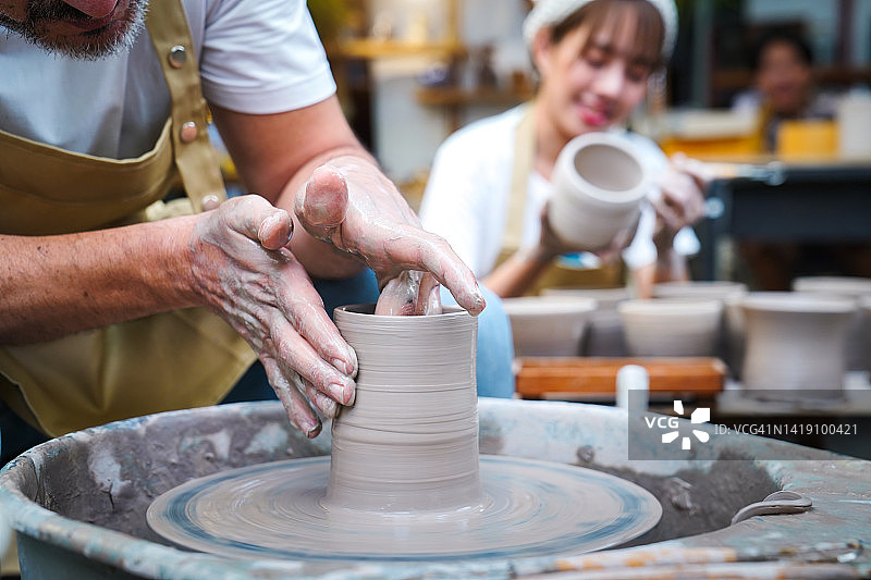 手做物体的特写，用陶轮加工陶瓷的过程图片素材