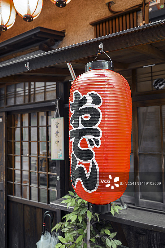 一家日本料理店门口挂着“奥登”牌灯笼图片素材