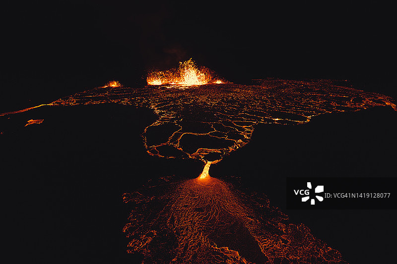 无人机拍摄于冰岛的一座夜间活火山前图片素材