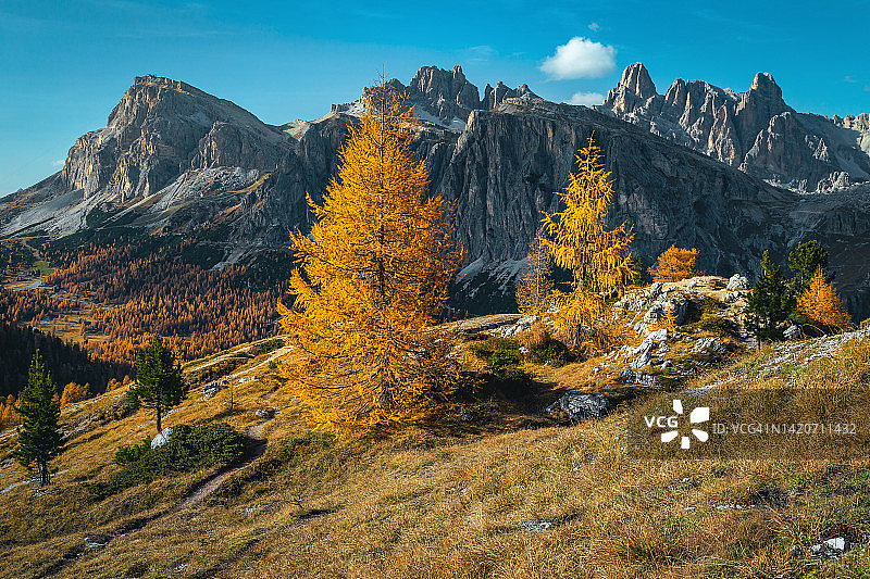 美丽的景色和秋天的景色与神奇的地方，白云石，意大利图片素材
