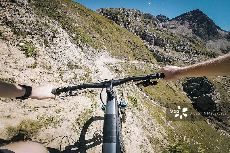 POV作为山地自行车沿着山脊的路径图片素材