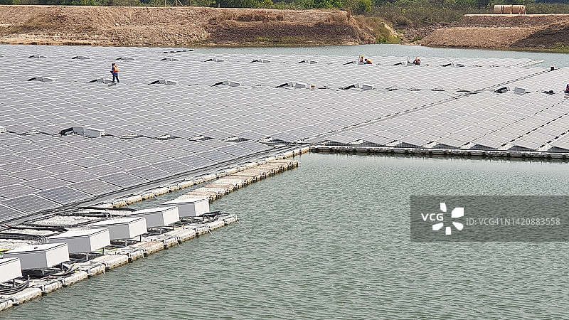 水库上太阳能发电站的安装和施工。图片素材