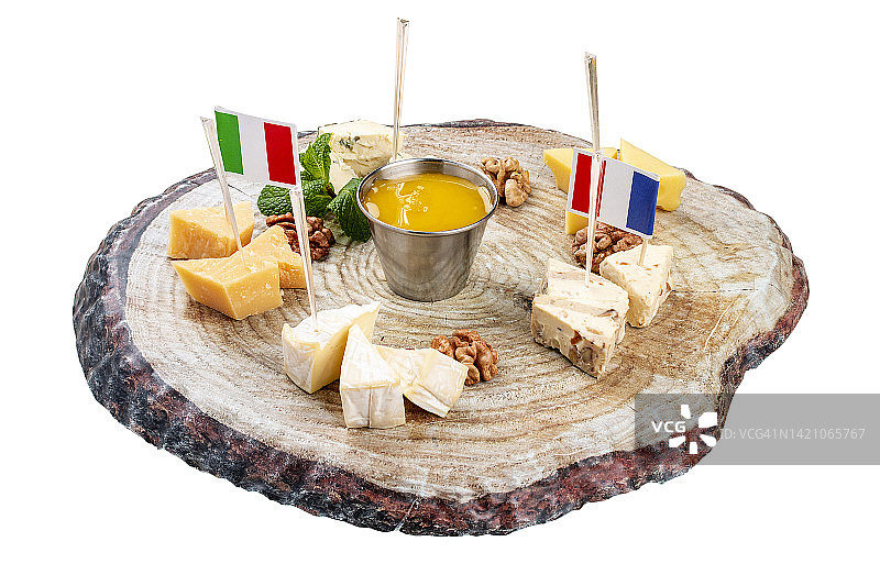 奶酪板:由各种奶酪组成的纸板孤立在白色背景上。图片素材