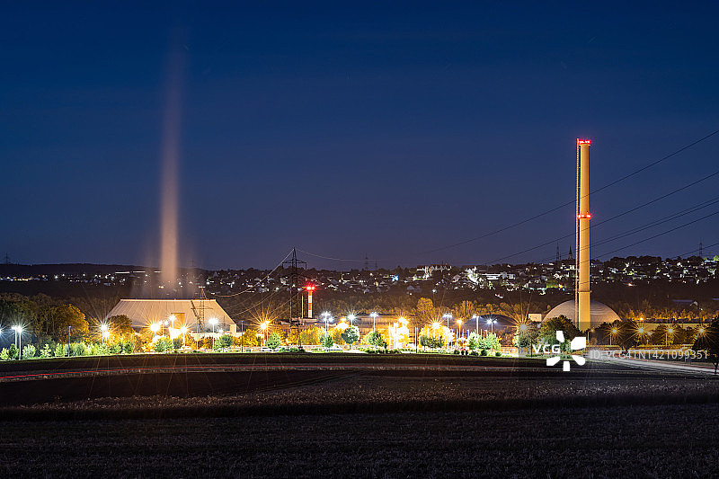 内卡尔韦斯特海姆核电站蓝色时刻(Baden-Württemberg，德国)图片素材