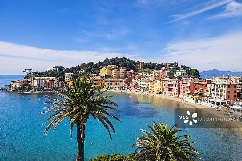 它位于Sestri Levante的Baia del Silenzio(沉默湾)，被意大利利古里亚特色的彩色建筑包围图片素材