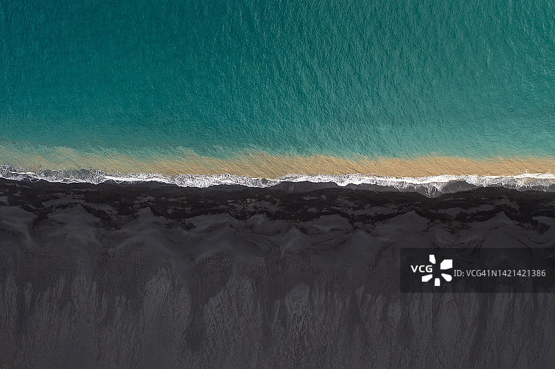 无人机拍摄的照片俯视着冰岛的黑色沙滩和海洋图片素材