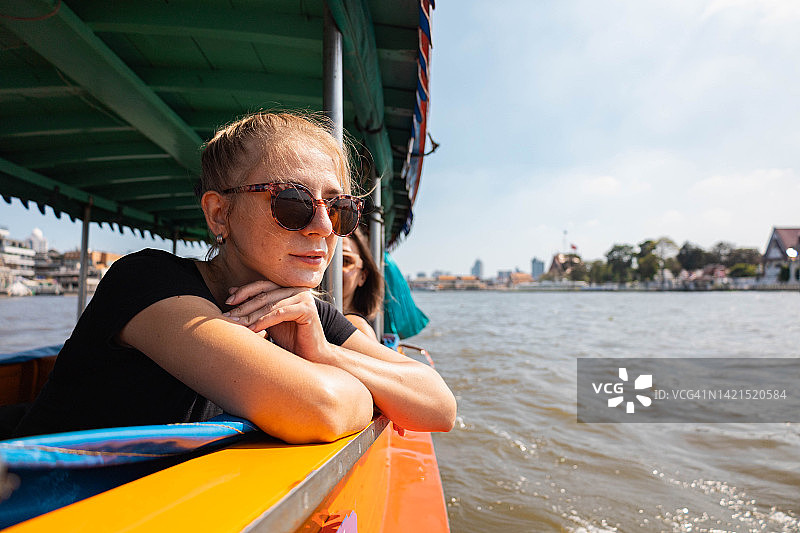 年轻的女游客在曼谷的渡船上图片素材