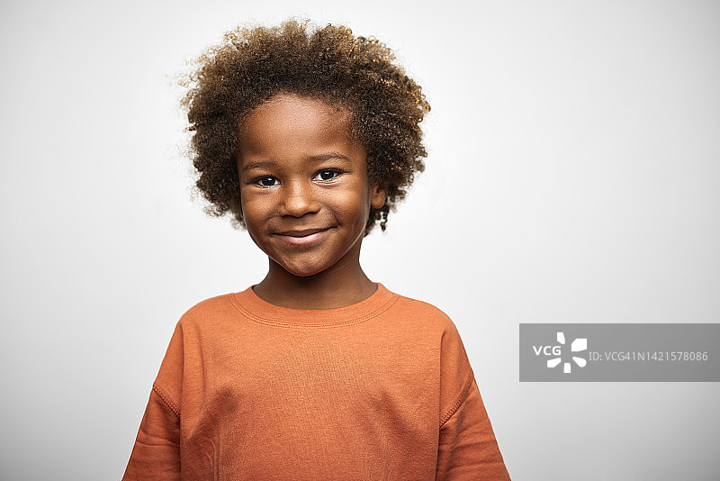 非洲裔美国人快乐的小男孩的特写“他在白人背景下”。图片素材