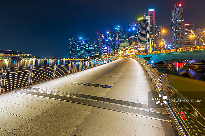 新加坡城市黄昏时分的海湾全景和商业建筑的倒影图片素材