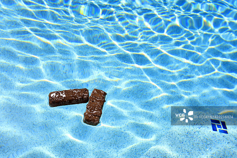 泳池边的糖果棒漂浮在水中图片素材