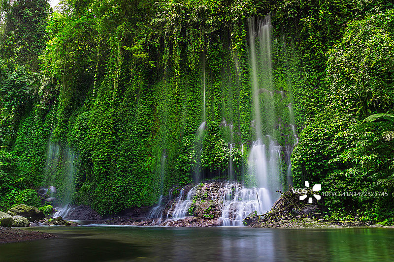 印度尼西亚的风景，瀑布区在美丽的热带森林和清澈的水图片素材