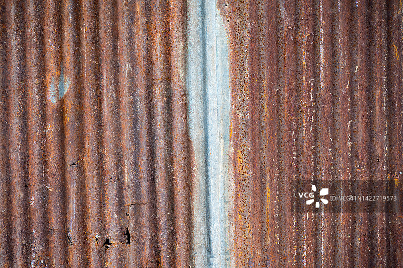 一个旧生锈的金属板屋顶的纹理和背景。图片素材