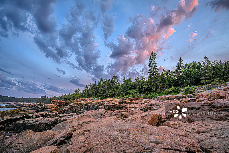 缅因州阿卡迪亚国家公园纪念碑湾附近岩石海岸线上的日落云图片素材